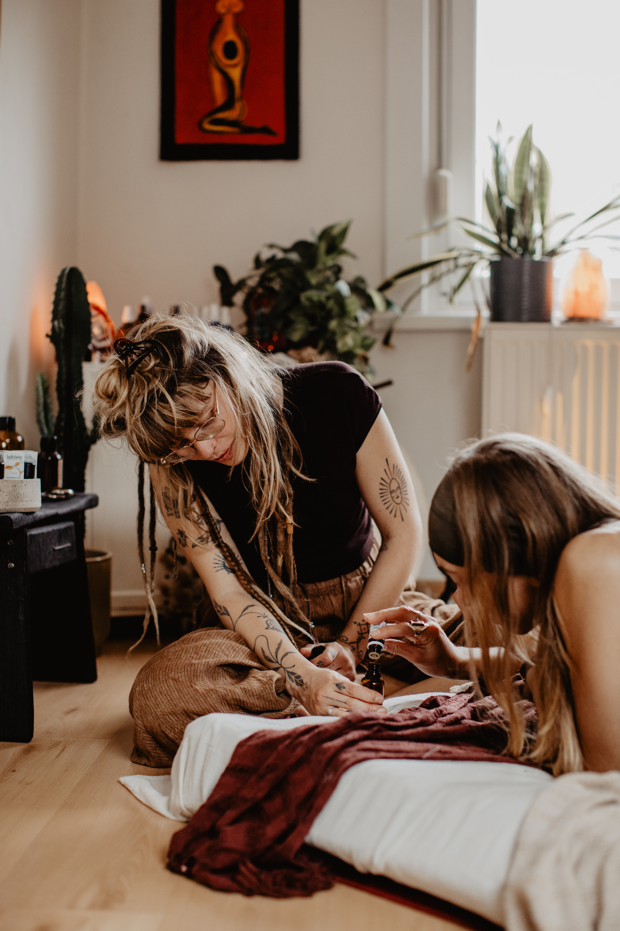 Sandy aan het werk tijdens een massage met essentiële oliën