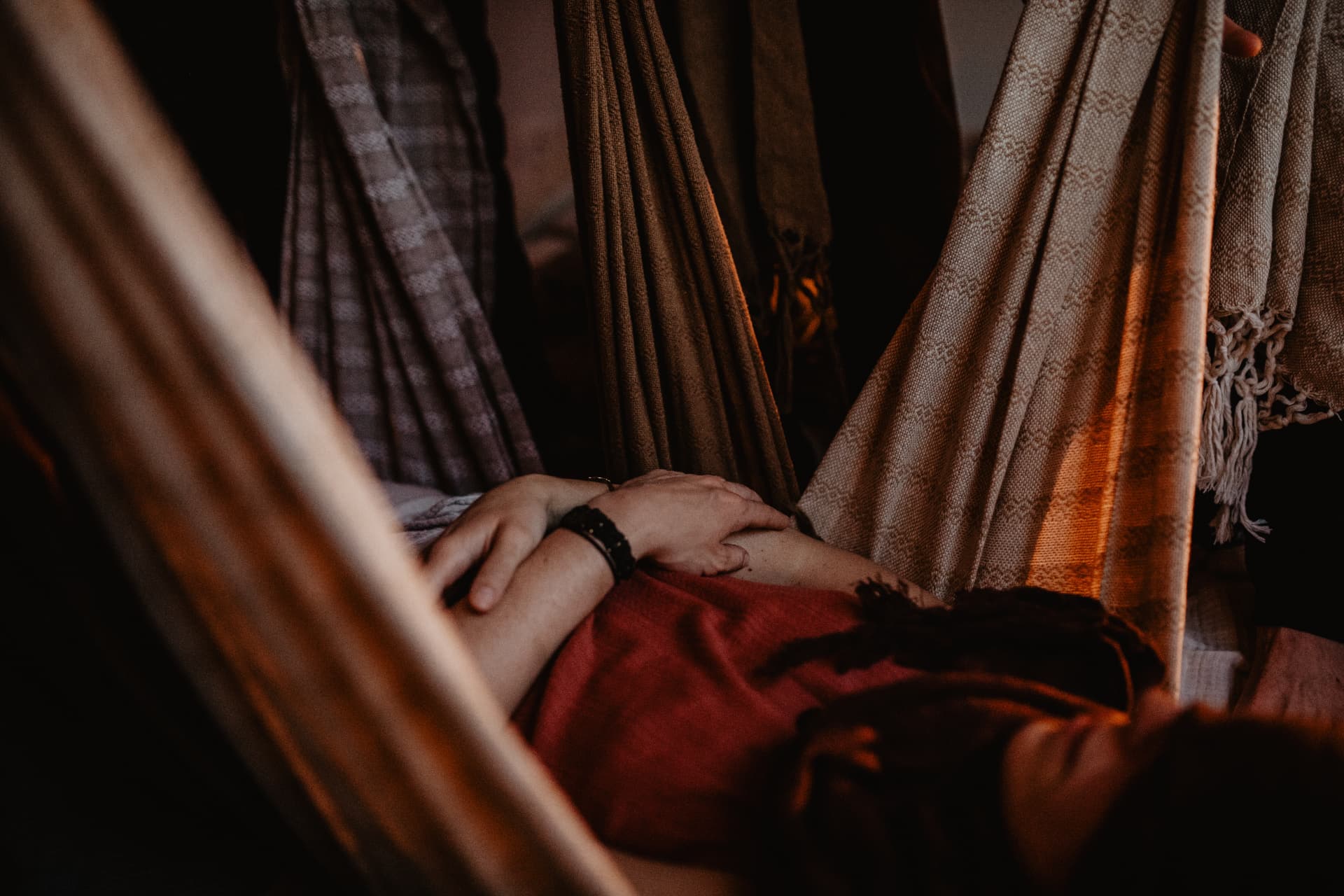 Vrouw omwikkeld met rebozo's in het cradle-gedragen moment