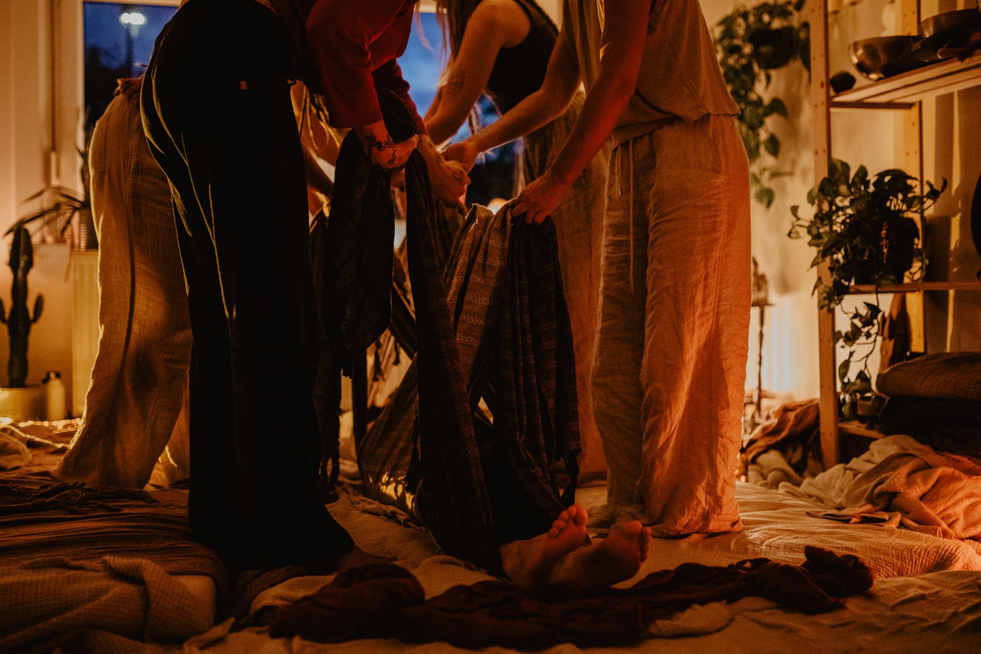 Groep vrouwen die samen het lichaam dragen met rebozo's