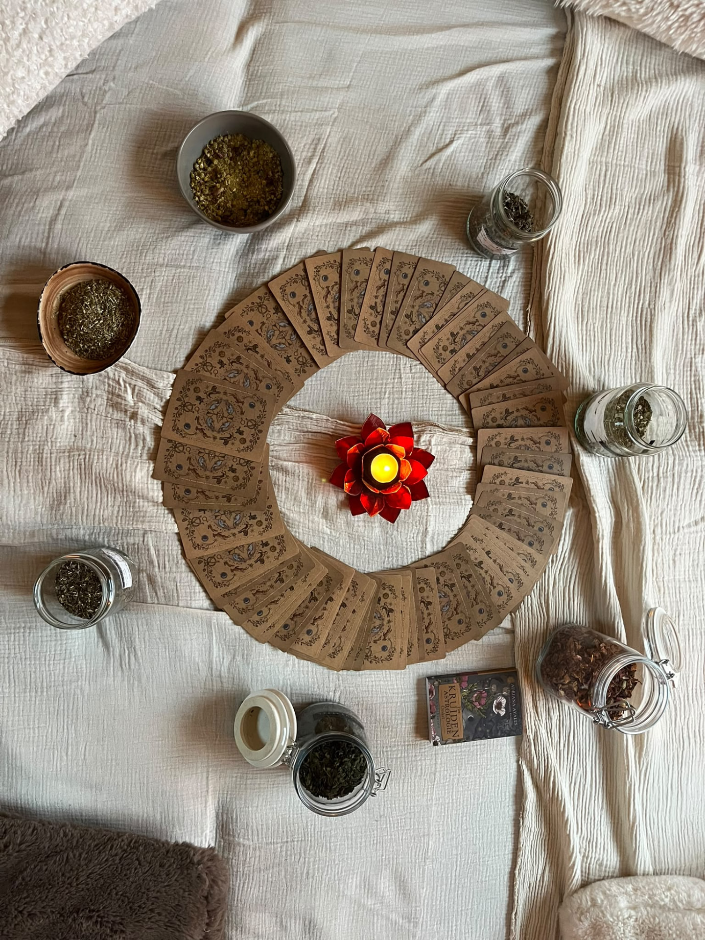 Rituele cirkel met kaarsen, kaarten en kruiden tijdens Sorra
