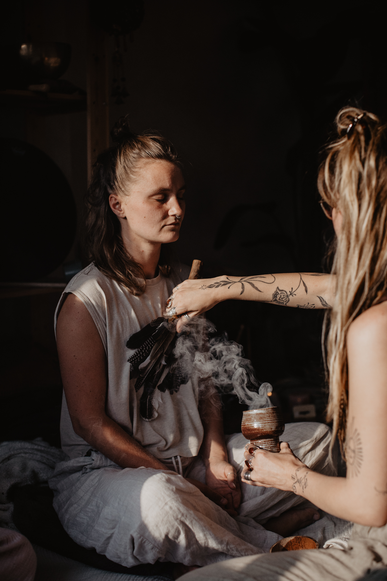 Smudging ritueel met veren en wierook